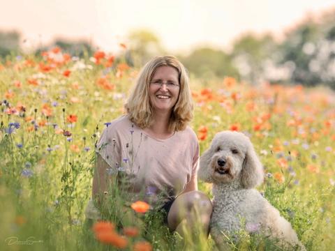 Tanja Starken und Maya auf einer Wildblumenwiese